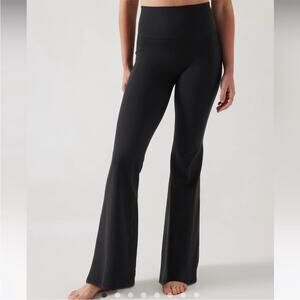 NWOT Athleta Salutation Stash Flare Pant Black  Medium Petite